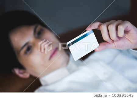 クレジットカードを手に持つ 100891645