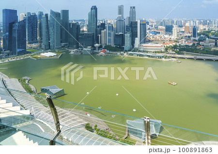 シンガポール・マリーナベイサンズ屋上展望デッキからの眺望 100891863
