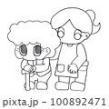 杖で歩くおばあちゃんを介助する女性の線画イラスト 100892471