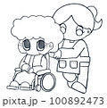 おばあさんの乗った車椅子を押す女性の線画イラスト 100892473