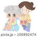 おばあさんの乗った車椅子を押す女性のイラスト 100892474