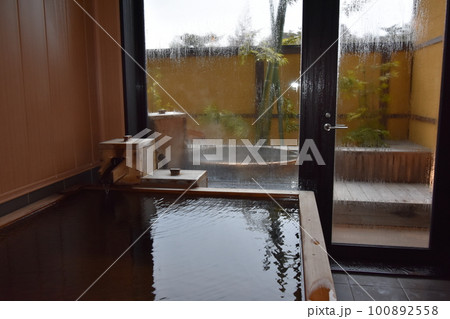 日本　東北　岩手　一関市　かけ流し　温泉　露天風呂　ひのき風呂　世界遺産の隠れ宿　　果実の森 100892558