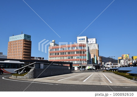 快晴の敦賀駅前　福井 100892610