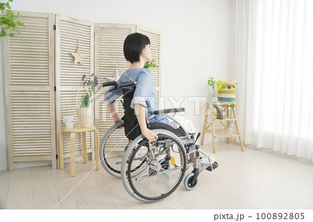リビングで車椅子を使う女性　全身 100892805