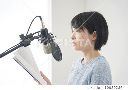 スタジオでアフレコする女性声優 スタジオでアフレコする女性声優 100892864