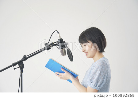 スタジオでアフレコする女性声優 100892869