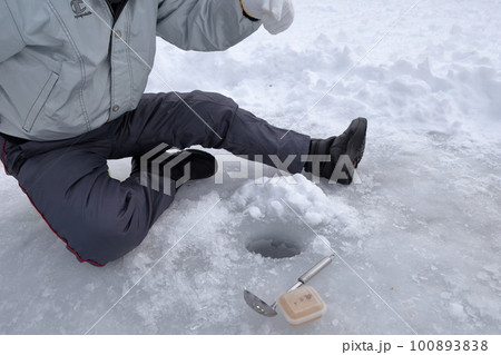 氷上で釣りの様子（ワカサギ釣り　松原湖　長野県 小海町） 100893838