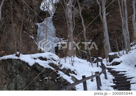 真冬の氷瀑の風景(小禅の滝 長野県 北相木村) 真冬の氷瀑の風景(小禅の滝 長野県 北相木村) 100893844