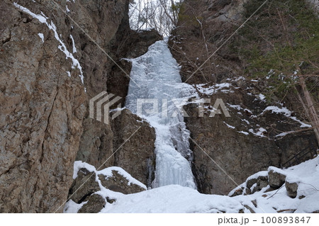 真冬の氷瀑の風景（小禅の滝　長野県 北相木村） 100893847