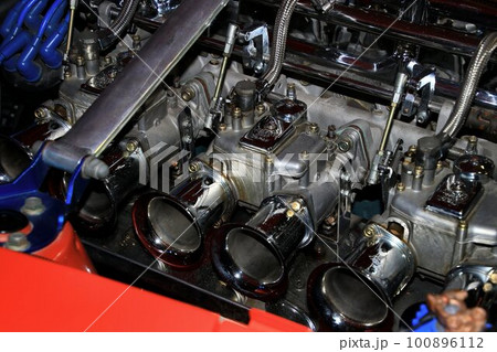 キャブレターとファンネルが輝くエンジンルーム… L型エンジンが搭載された旧車 キャブレターとファンネルが輝くエンジンルーム… L型エンジンが搭載された旧車 100896112