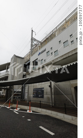 JR新白島駅（広島市）の駅舎、画面右端がタクシー乗り場 100897377