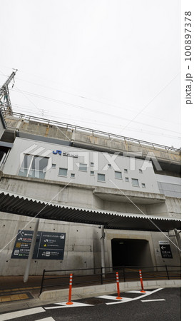 JR新白島駅（広島市）の駅舎、画面右端がタクシー乗り場 100897378