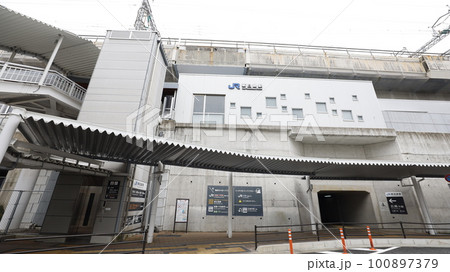 JR新白島駅（広島市）の駅舎、画面右端がタクシー乗り場 100897379