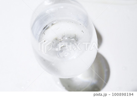 水の入ったグラス 水の入ったグラス 100898194