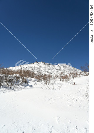 栃木県 那須 残雪期の茶臼岳の風景 100898564