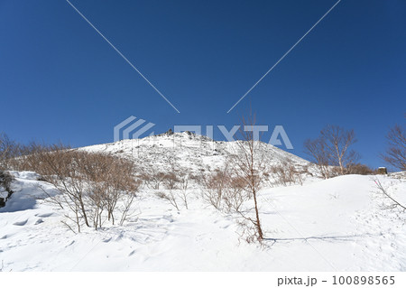 栃木県 那須 残雪期の茶臼岳の風景 100898565
