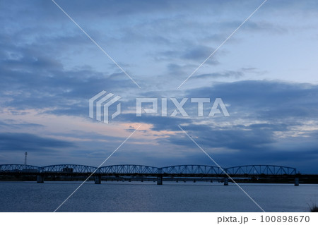 川原の夕景 100898670