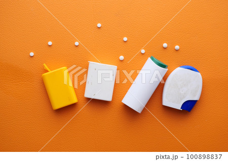 artificial sweetener container on table  100898837