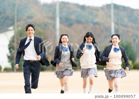 走る女子高校生 100899057