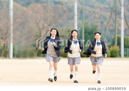 ゴールを目指す女子高生 ゴールを目指す女子高生 100899059