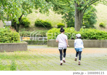 新緑の公園を走る子供たちの後ろ姿 新緑の公園を走る子供たちの後ろ姿 100899115
