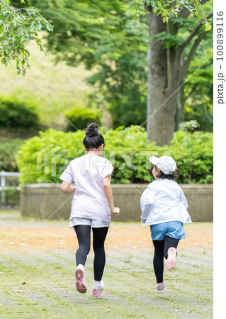 新緑の公園を走る子供たち 100899116