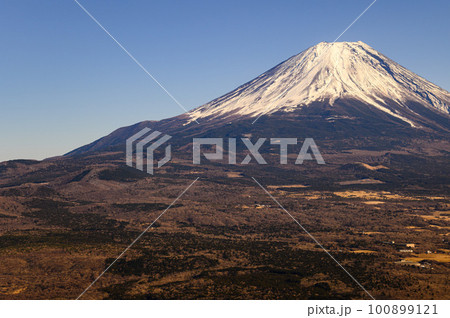 （山梨県）竜ヶ岳から望む冬の晴れた空と雪化粧する富士山の絶景 100899121