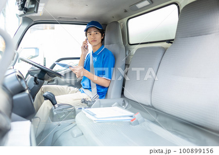 トラックの運転をするスタッフ 100899156