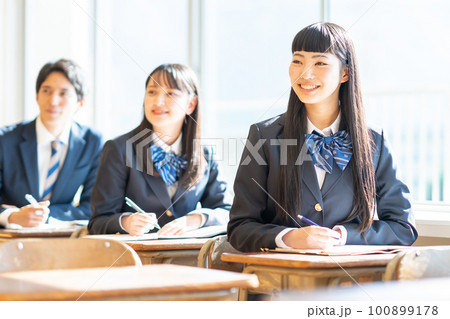 授業を受ける女子高校生 100899178