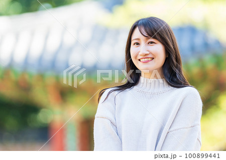 公園を散策する若い女性 公園を散策する若い女性 100899441
