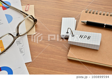 NPBと書かれた単語帳のあるデスク NPBと書かれた単語帳のあるデスク 100899594