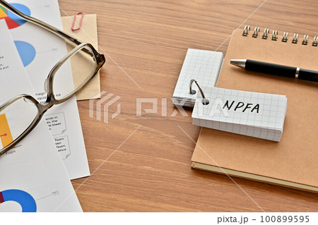 NPFAと書かれた単語帳のあるデスク 100899595