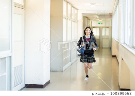 廊下を走る笑顔の女子中学生 廊下を走る笑顔の女子中学生 100899668