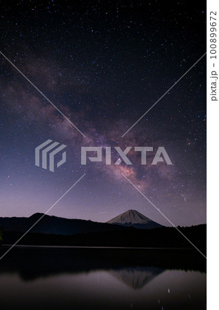 （山梨県）西湖に映る逆さ富士と天の川の絶景・満天の星 100899672