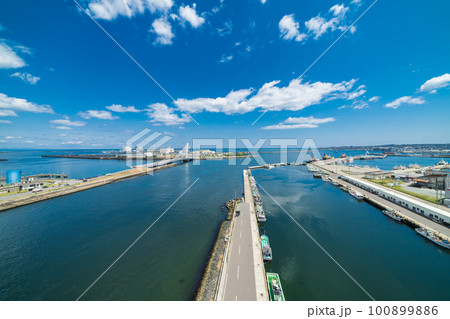 「青森県」青空が広がる八戸港・八戸市 「青森県」青空が広がる八戸港・八戸市 100899886