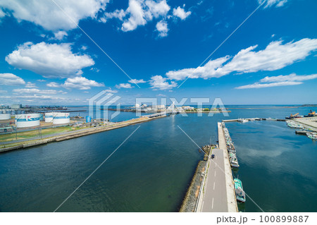 「青森県」青空が広がる八戸港・八戸市 「青森県」青空が広がる八戸港・八戸市 100899887
