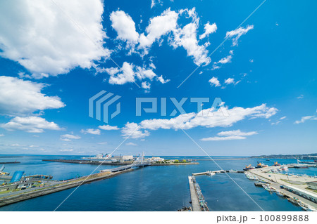 「青森県」青空が広がる八戸港・八戸市 100899888