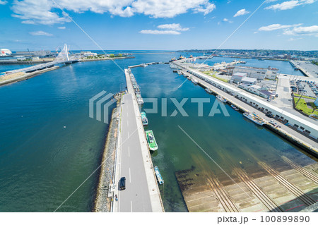 「青森県」青空が広がる八戸港・八戸市 100899890