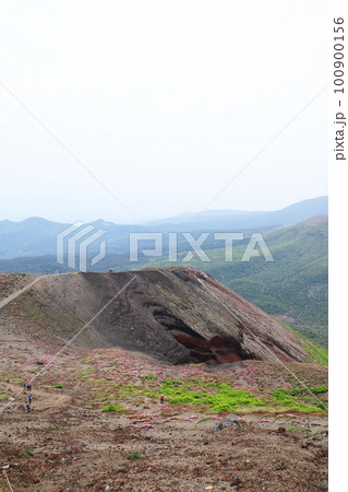 高千穂峰に登る山々の景色 100900156