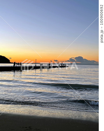 【千葉県南房総市】「原岡桟橋」1月の夕景 全国でも珍しい木製の桟橋 【千葉県南房総市】「原岡桟橋」1月の夕景 全国でも珍しい木製の桟橋 100900692