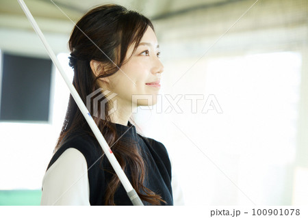 ゴルフ練習をする女性 100901078