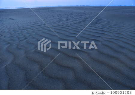 房総半島の九十九里からの日の出の風景 100901508