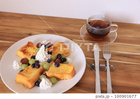 フルーツと共にフレンチトースト 100901677