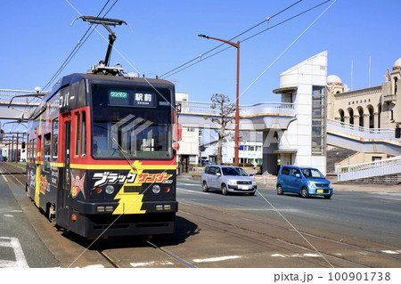 豊橋市公会堂付近を走る豊橋鉄道市内線電車 豊橋市公会堂付近を走る豊橋鉄道市内線電車 100901738
