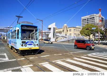 豊橋市公会堂付近を走る豊橋鉄道市内線電車 100901756