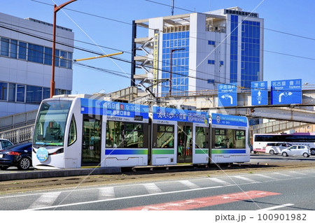 豊橋市　西八町交差点付近を走る豊橋鉄道市内線電車 100901982