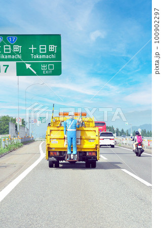 高速道路を走るパトロールカーの後ろでドライバーと交通作業員の安全を守る安全太郎・人形 高速道路を走るパトロールカーの後ろでドライバーと交通作業員の安全を守る安全太郎・人形 100902297