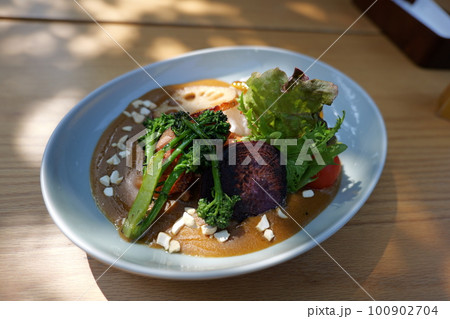 テラス席で食べる彩り豊かな野菜チキンカレー 100902704