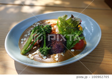 テラス席で食べる彩り豊かな野菜チキンカレー 100902705
