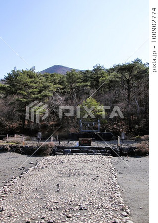 鹿児島県霧島市の高千穂河原 100902774